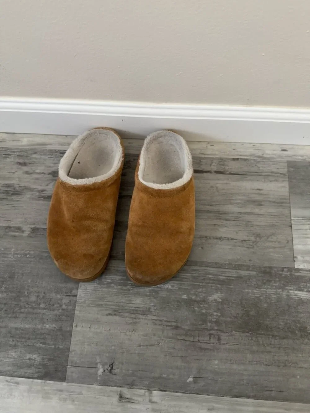 Alo Recovery Slippers–Chestnut/Camel Suede–Size 7